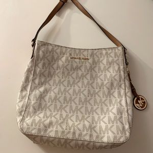 Michael Kors Jet Set Messenger Bag